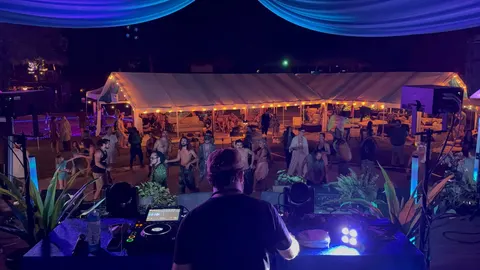 From behind the decks, the floor alive
