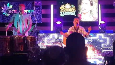 Freddy Larrosa: Hands up in the air