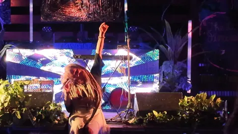 Sierra Marin: Kneeling arm raised