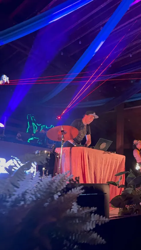 David Starfire under the lasers