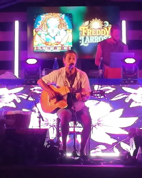 Freddy Larrosa: Cosmicas flores