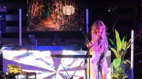 Sierra Marin: Singing at the keys