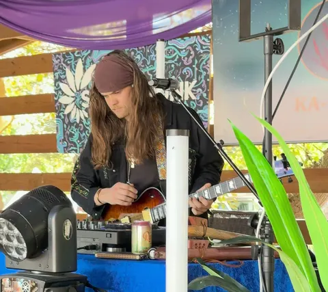 Ka-Resh, guitar at the decks