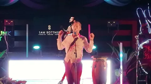 Sam Bottner, arms open