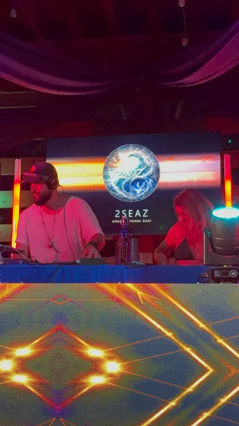 2SeaZ at the decks