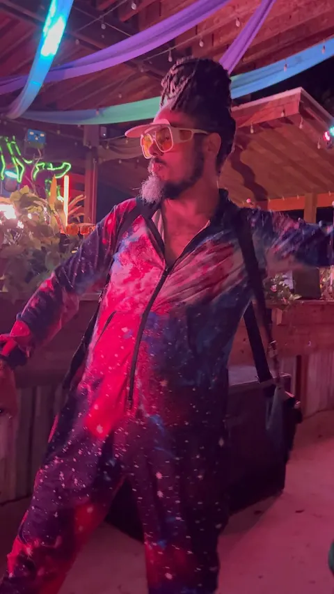 Cosmic suit, cosmic moves