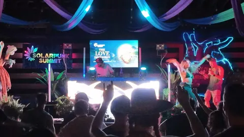 Fans and veils at the decks