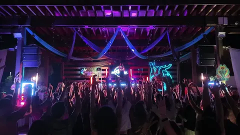 David starfire 11 hands up