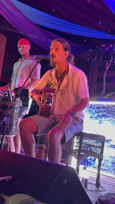 Freddy Larrosa: At the guitar