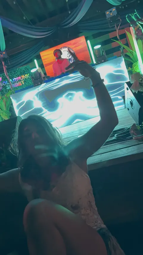 Arm to the screen