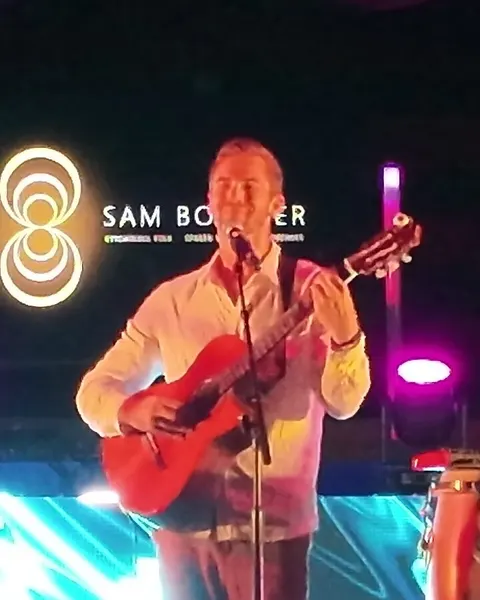 Water night: Sam at the guitar under the SAM BOTTNER banner
